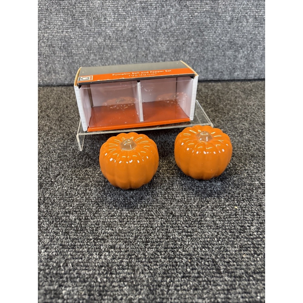 Living Quarters~Salt & Pepper Shakers~Ceramic/Halloween/Fall/Pumpkin